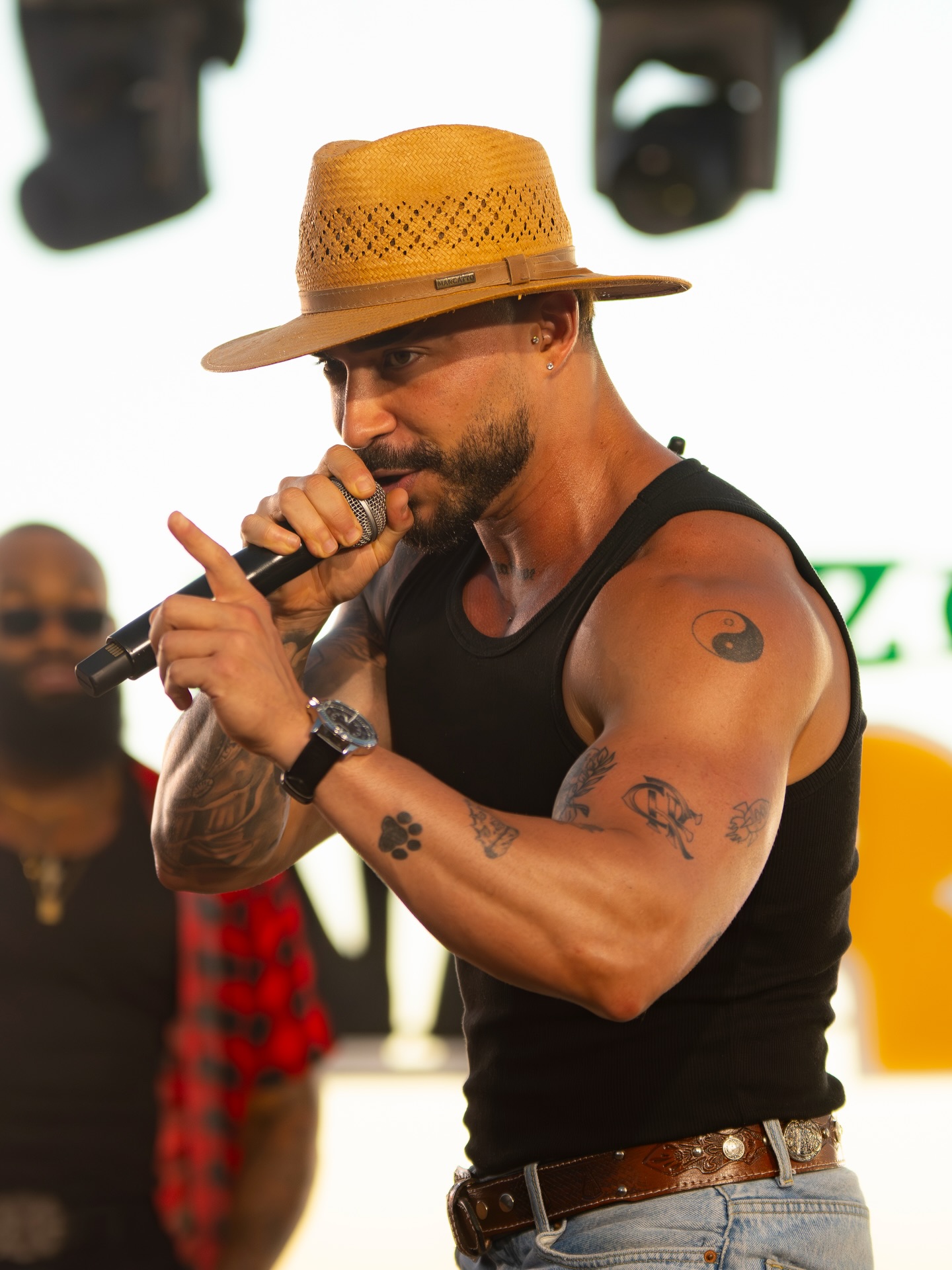 Papazoni cantando no palco